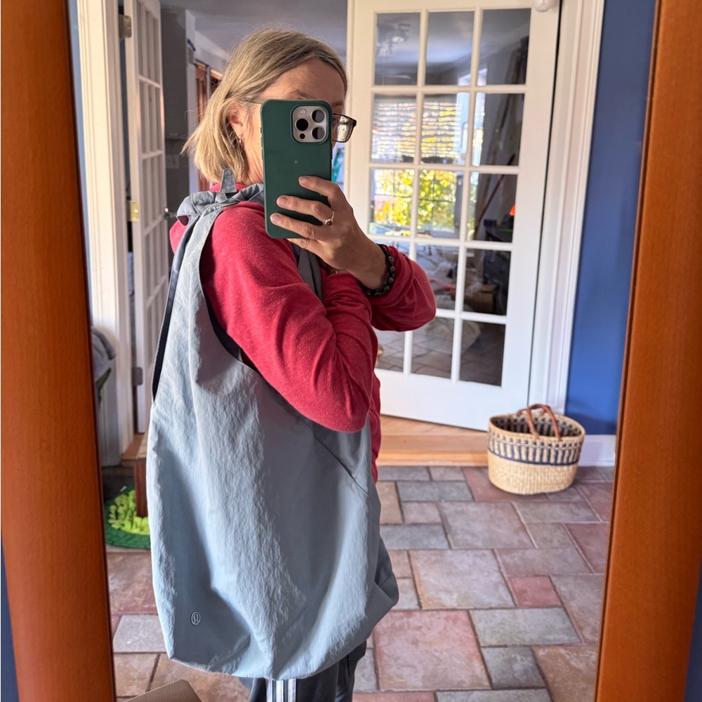Lululemon shoulder bag.